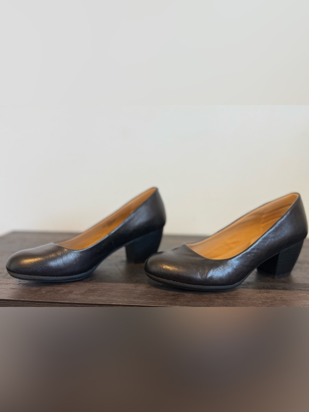 Super comfy black leather heels